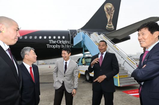 FIFA 레전드이자 전 브라질 축구 국가대표 선수 지우베르투 시우바(오른쪽 두 번째)가 ‘FIFA 월드컵™ 트로피 투어 by 코카-콜라’ 일정으로 방한해 코카콜라 전세기 탑승구에서 차범근 전 감독(오른쪽 첫 번째)을 비롯한 2002 한·일 월드컵 한국 축구 국가대표 선수들과 대화를 나누고 있다. 2026.1.16 홍윤기 기자