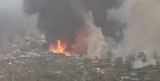 불길 치솟는 구룡마을 화재 현장 - 16일 오전 서울 강남구 개포동 구룡마을 4지구 화재현장에 불길과 연기가 치솟고 있다. 2026.1.16  (독자 제공) 연합뉴스