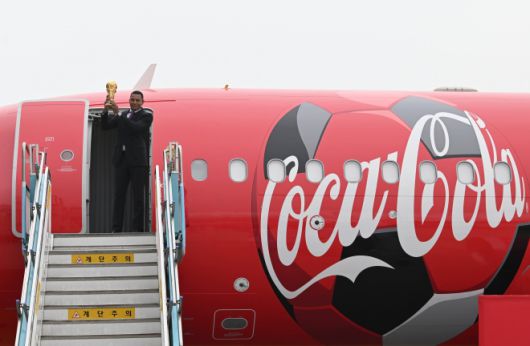 FIFA 레전드이자 전 브라질 축구 국가대표 선수 지우베르투 시우바가 16일 서울 강서구 김포비즈니스항공센터에서 ‘FIFA 월드컵™ 트로피 투어 by 코카-콜라’ 일정으로 방한해 오리지널 FIFA 월드컵™ 트로피를 들어 올리며 포즈를 취하고 있다. 2026.1.16 홍윤기 기자