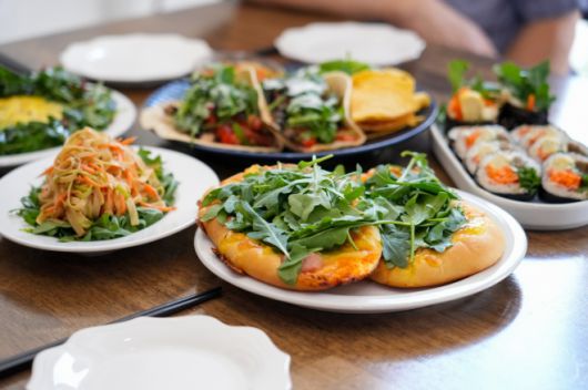 강북구 스마트팜에서 재배한 루콜라를 활용한 협력매장 메뉴. 강북구 제공