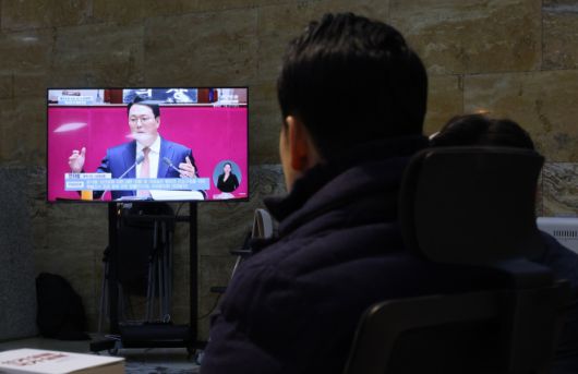 천하람 원내대표 무제한 토론 지켜보는 장동혁 대표 - 통일교 및 공천헌금 의혹에 대한 ‘쌍특검법’ 수용을 촉구하며 단식 농성 중인 국민의힘 장동혁 대표가 16일 국회 로텐더홀 농성장에서 개혁신당 천하람 원내대표의 실시간 무제한 토론 중계를 바라보고 있다.  연합뉴스