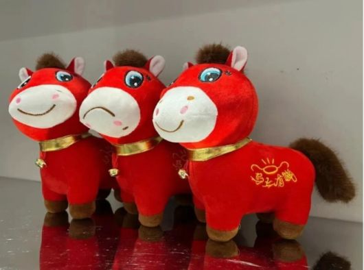 공장 직원의 실수로 울상을 짓는 표정을 한 말 인형이 오히려 소비자들의 사랑을 받으면서 히트 상품으로 떠올랐다. 중신징웨이 캡처