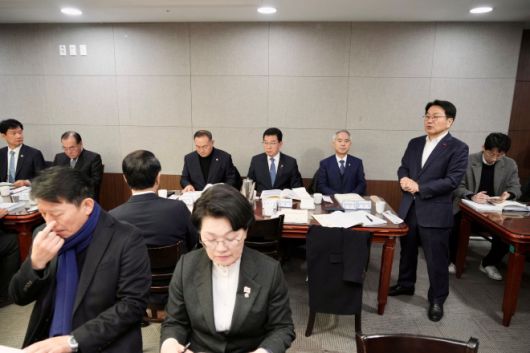 15일 국회의원회관에서 열린 ‘광주·전남 행정통합 추진을 위한 지역 국회의원 조찬 간담회’에서 강기정 시장과 지역 국회의원들이 특별법 제정과 관련한 내용을 논의하고 있다. 광주광역시 제공