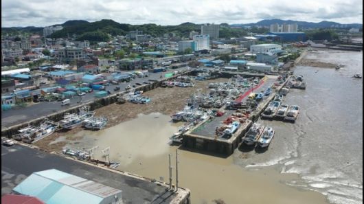 쌓인 토사로 항구 기능을 잃고 쇠퇴해 가는 장항항. 서천군 제공