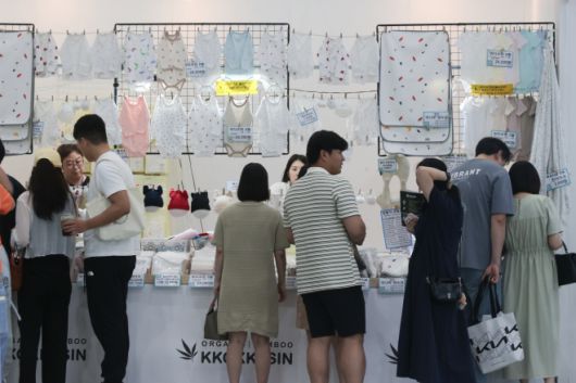 베이비페어에서 참관객들이 육아용품을 살펴보고 있다. 2025.8.17 연합뉴스