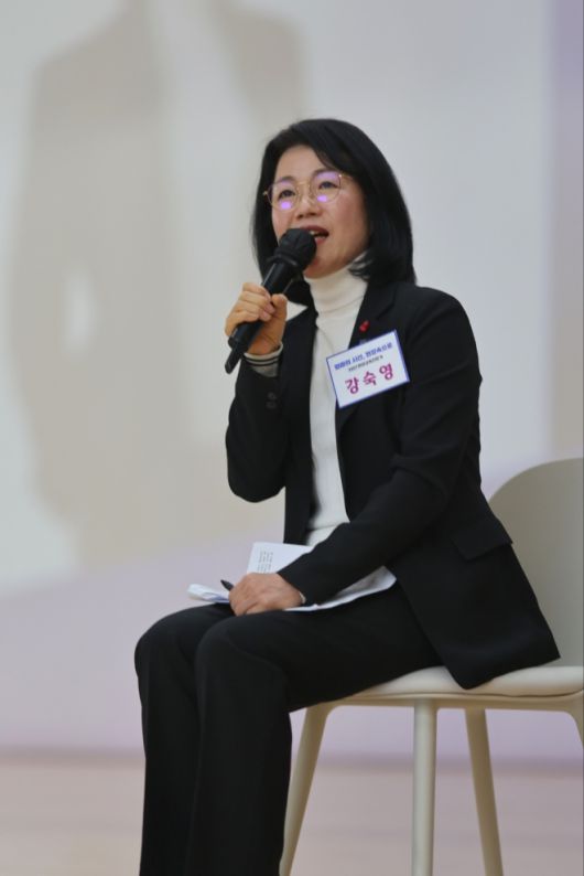 강숙영 김대중재단 탄소중립위원장이 북 콘서트에서  38년 교육 경험을 소개하고 있다.