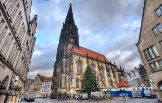 독일 뮌스터 구시가지의 성 람베르티 교회(St. Lamberti Church). 중세 도시의 역사와 일상이 공존하는 뮌스터를 상징하는 랜드마크다. 123rf