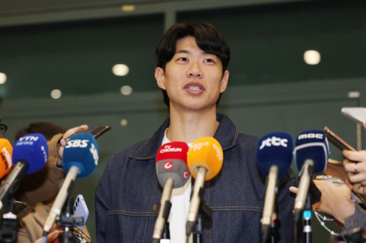 미국프로야구 메이저리그(MLB) 샌디에이고 파드리스와 4년 계약을 맺은 송성문이 23일 인천국제공항을 통해 입국한 뒤 인터뷰하고 있다. 2025.12.23 연합뉴스