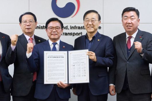 김석필 천안시장 권한대행 부시장이 중부권 동서횡단철도 건설을 위한 시장·군수 협력체 대표로 국토교통부를 방문해 ‘제5차 국가철도망 구축계획’ 신규 사업 반영을 촉구하는 공동건의문을 제출하고 있다. 시 제공