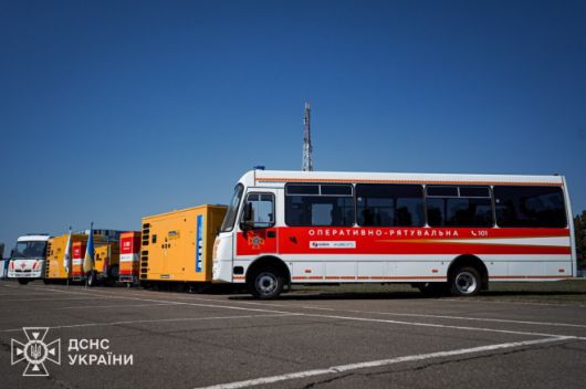 11일(현지시간) 우크라이나 비상사태청은 수도 키이우 아파트 단지 내에 한국이 지원한 발전기를 설치했다고 밝혔다. 앞서 박기창 주우크라이나 대사는 지난해 8월 우크라이나 비상사태청을 방문해 수송버스 3대와 중소형 발전기 100대를 전달한 바 있다. 한국국제협력단(KOICA)와 유엔사업서비스기구(UNOPS)의 지원으로 이뤄진 기증 행사에 앞서 우크라이나 측은 최전선에서 구조 활동 중 파손된 장비들을 보여주며 인도주의적 지원의 중요성을 강조했다. 2025.8.22 우크라 비상사태청