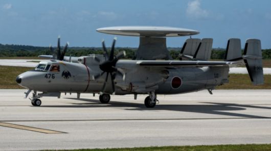 일본 항공자위대가 운용 중인 E-2D 조기경보통제기가 기지 활주로에 대기하고 있다. 감사원 조사에 따르면 E-2D용 정비 장비 납기 지연으로 일부 기지에서는 구형 장비를 대체 활용해 운용 차질을 최소화한 사례가 확인됐다. (자료사진)