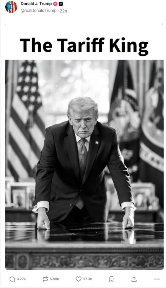 우방국 때리고… 트럼프 ‘셀프 즉위’ - 도널드 트럼프 미국 대통령이 집권 2기 1주년을 앞둔 지난 16일(현지시간) 소셜미디어(SNS)에 ‘관세 왕’이라는 문구와 함께 백악관 집무실 ‘결단의 책상’ 앞에서 두 주먹을 불끈 쥐고 있는 흑백 사진을 올렸다. 그는 ‘미스터 관세’라는 제목으로도 같은 사진을 게시했다. 재집권 후 세계 각국에 상호관세를 부과해 왔던 트럼프 대통령은 이튿날 미국의 그린란드 병합에 반대하는 유럽 8개국을 상대로 추가 관세를 매기겠다고 발표했다. 트루스소셜 캡처