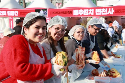 지난해 11월 괴산김장축제 팸투어에 초청받은 국내 거주 외국인들이 김장 체험을 하며 활짝 웃고 있다.  괴산군 제공
