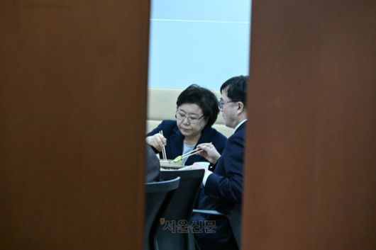 이혜훈 기획예산처 장관 후보자가 19일 서울 여의도 국회에서 재정경제기획위원회 전체회의가 정회되자 국회내 모처에서 도시락을 먹고 있다.2026.1.19안주영 전문기자