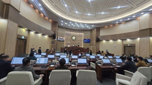 19일 천안시의회 제286회 임시회 제1차 본회의에서 국민의힘 김행금 의장에 대한 불신임안에 대한 표결이 진행되고 있다. 이종익 기자