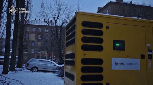 11일(현지시간) 우크라이나 비상사태청은 수도 키이우 아파트 단지 내에 한국이 지원한 발전기를 설치했다고 밝혔다. 앞서 박기창 주우크라이나 대사는 지난해 8월 우크라이나 비상사태청을 방문해 수송버스 3대와 중소형 발전기 100대를 전달한 바 있다. 한국국제협력단(KOICA)와 유엔사업서비스기구(UNOPS)의 지원으로 이뤄진 기증 행사에 앞서 우크라이나 측은 최전선에서 구조 활동 중 파손된 장비들을 보여주며 인도주의적 지원의 중요성을 강조했다. 2026.1.11 우크라 비상사태청