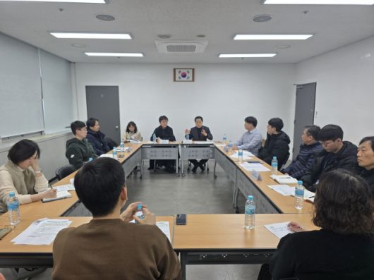 지난 15일 오후 용산구 삼각지 고가차도 보수ㆍ보강 등 민원 현장을 방문한 김용호 서울시의원(오른쪽)이 민원해결 대책 방안에 대해 서울시, 서울시설공단, 용산구 등 관계부서, 민원을 제기한 주민들과 회의를 진행하고 있다.