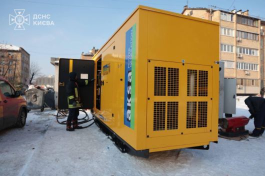 11일(현지시간) 우크라이나 비상사태청은 수도 키이우 아파트 단지 내에 한국이 지원한 발전기를 설치했다고 밝혔다. 앞서 박기창 주우크라이나 대사는 지난해 8월 우크라이나 비상사태청을 방문해 수송버스 3대와 중소형 발전기 100대를 전달한 바 있다. 한국국제협력단(KOICA)와 유엔사업서비스기구(UNOPS)의 지원으로 이뤄진 기증 행사에 앞서 우크라이나 측은 최전선에서 구조 활동 중 파손된 장비들을 보여주며 인도주의적 지원의 중요성을 강조했다. 2026.1.11 우크라 비상사태청