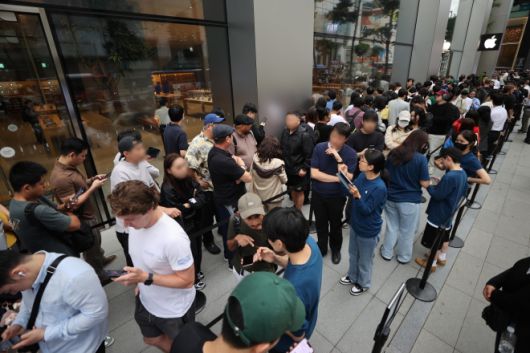 아이폰17 시리즈 공식 출시일인 지난해 9월 서울의 한 애플 매장 앞에서 시민들이 구매를 위해 줄을 서 있다. 연합뉴스 자료사진