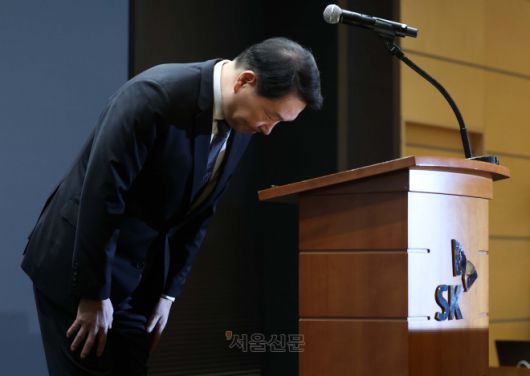 최태원 SK그룹 회장이 7일 오전 서울 중구 SK텔레콤 T타워 SUPEX홀에서 SK텔레콤의 해킹 사고와 관련해 대국민 사과 후 인사하고 있다. 2025.5.7 도준석 전문기자