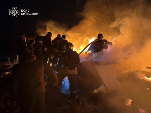 11일(현지시간) 우크라이나 비상사태청은 수도 키이우 아파트 단지 내에 한국이 지원한 발전기를 설치했다고 밝혔다. 앞서 박기창 주우크라이나 대사는 지난해 8월 우크라이나 비상사태청을 방문해 수송버스 3대와 중소형 발전기 100대를 전달한 바 있다. 한국국제협력단(KOICA)와 유엔사업서비스기구(UNOPS)의 지원으로 이뤄진 기증 행사에 앞서 우크라이나 측은 최전선에서 구조 활동 중 파손된 장비들을 보여주며 인도주의적 지원의 중요성을 강조했다. 사진은 러시아 공격에 따른 화재를 진압 중인 우크라 구조대원들. 2026.1.11 우크라 비상사태청