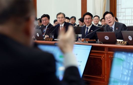 발언 듣는 이재명 대통령 - 이재명 대통령이 20일 청와대에서 열린 국무회의에서 위성락 국가안보실장의 발언을 듣고 있다. 이 대통령 왼쪽으로 김민석 국무총리, 조현 외교부 장관, 윤호중 행정안전부 장관. 2026.1.20 청와대통신사진기자단. 연합뉴스