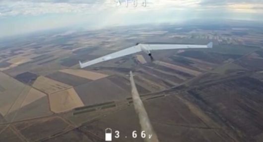 2024년 7월 우크라이나군이 막대로 러시아군의 드론을 요격하는 모습. 우크라이나군 제공