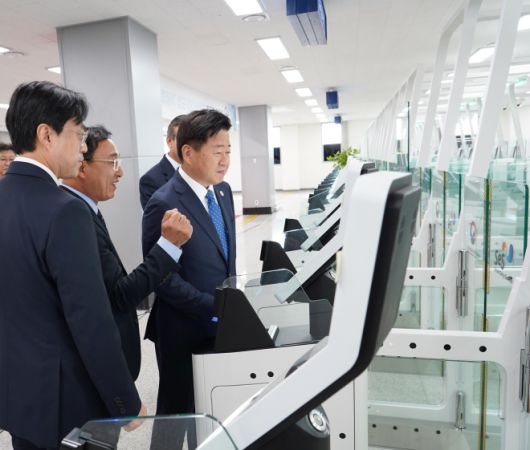 제주도가 지난해 12월 제주 크루즈터미널에 국내 처음으로 무인 자동심사대가 들어선 가운데 오영훈 제주지사가 심사대 앞에서 체험하고 있다. 제주도 제공