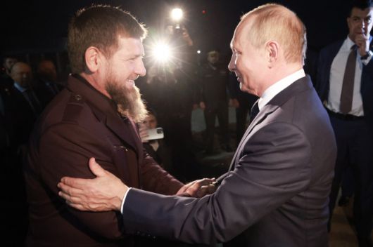 람잔 카디로프 체첸 수장(왼쪽)이 2024년 8월 러시아 체첸 공화국 그로즈니 국제공항에서 블라디미르 푸틴 러시아 대통령을 맞이하고 있다. 이번 교통사고와는 직접적인 관련이 없는 자료 사진. 연합뉴스