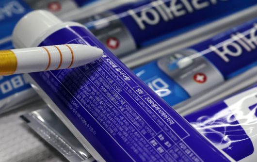 20일 오후 양천구 서울지방식약청 브리핑실에 트리클로산이 검출된 애경 2080치약이 진열돼 있다.  식품의약품안전처는 최근 국내에서 사용 금지된 물질인 ‘트리클로산’이 함유된 ‘2080 수입 치약’ 전 제품에 대한 검사 결과, 중국 제조소인 Domy(도미)에서 생산한 일부 치약에서 해당 성분이 최대 0.16% 검출됐지만 인체에 무해한 수준이라고 밝혔다. 국내에서 제조된 치약 128종에서는 트리클로산이 모두 검출되지 않은 것으로 나타났다. 2026.1.20 뉴스1