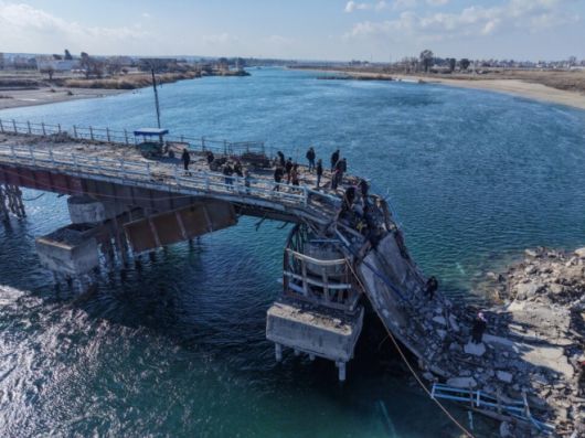 19일(현지시각) 시리아 북부에서 라카와 타브카를 잇는 다리가 파괴된 가운데, 주민들이 다리를 건너고 있다. 전날 시리아 정부군이 시리아민주군과 전투 이후 이 지역에서 통제권을 되찾았다. EPA 연합뉴스