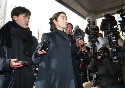 2022년 지방선거를 앞두고 전 사무국장 남모씨를 통해 김경 서울시의원이 공천 대가로 건넨 1억원을 수수한 혐의를 받는 무소속 강선우 의원이 20일 서울 마포구 서울경찰청 공공범죄수사대로 출석하고 있다. 2026.1.20 연합뉴스