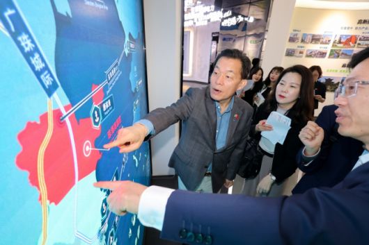 이재준 시장이 고신기술산업개발구 현황에 대한 설명을 듣고 있다. (수원시 제공)