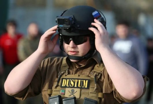 체첸 지도자 람잔 카디로프의 아들 아담이 과거 행사에서 전술 장비를 착용한 모습. 이번 교통사고와는 직접적인 관련이 없는 자료 사진. 로이터 연합뉴스