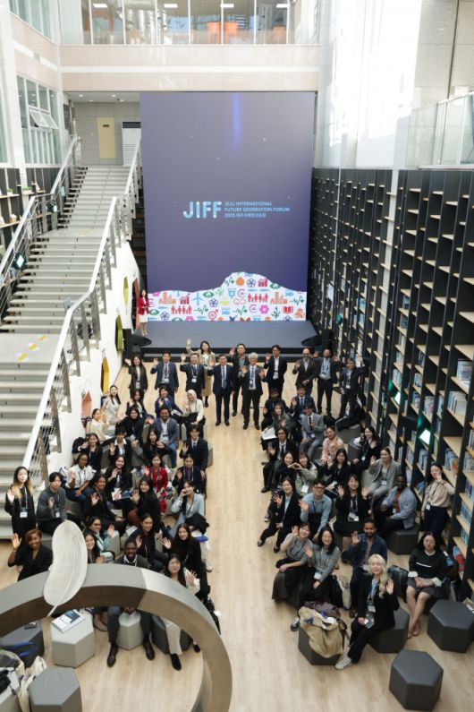 지난해 11월 제주국제평화센터에서 5개 대륙 18개국 청년 48명이 참여한 가운데 개최된 제주국제청년포럼. 제주도 제공