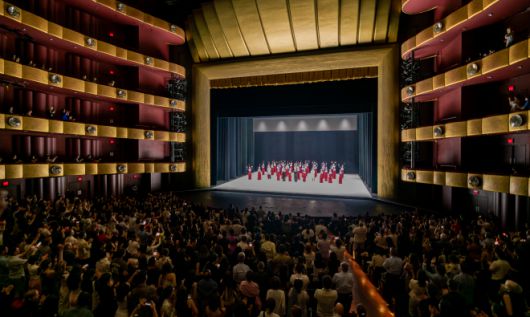 2023년 7월 미국 뉴욕 링컨센터 내 데이비드 H 코크 시어터에서 공연한 서울시무용단의 ‘일무’. 세종문화회관 제공