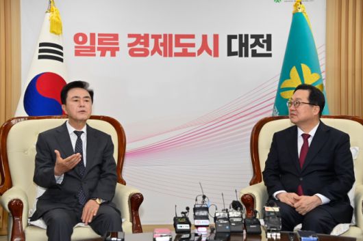 이장우(오른쪽) 대전시장과 김태흠(왼쪽) 충남도지사가 21일 대전시청에서 행정통합 특별법안 논의를 위한 긴급회동을 하고 있다. 충남도 제공