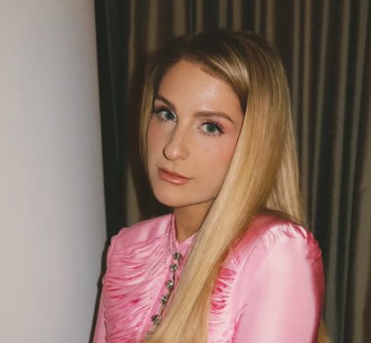 미국의 유명 팝가수 메간 트레이너(33)가 대리모를 통해 셋째 아이를 품에 안으며 세 아이의 엄마가 된 가운데, 소셜미디어(SNS)에 올린 사진이 “작위적”이라며 논란이 되고 있다. 인스타그램