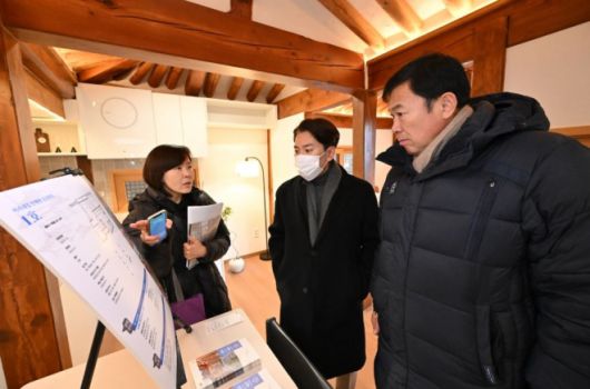 ‘미리내집 연계형 공공한옥’ 시설에 대해 설명듣는 서울시의회 주택공간위원회