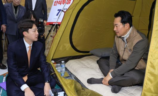 통일교·공천헌금 ‘쌍특검’ 수용을 요구하며 단식 7일 차를 맞은 장동혁(오른쪽) 국민의힘 대표가 21일 국회 로텐더홀 단식 농성장을 찾은 개혁신당 이준석 대표와 대화하고 있다. 2026.1.21 공동취재
