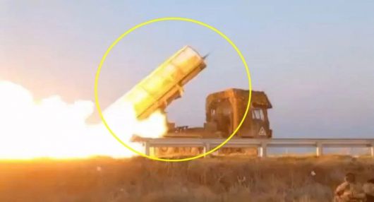 M1991 다연장로켓포(방사포)가 포탄을 발사하고 있다. 영상 캡처