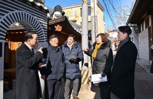 지난 20일 종로구 일대의 ‘미리내집 연계형 공공한옥’을 방문한 서울시의회 주택공간위원회(위원장 김태수)