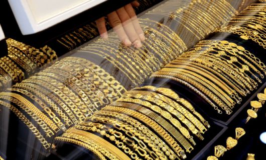 서울 종로구 한 귀금속 판매점에서 직원이 순금 제품을 정리하고 있는 모습.  연합뉴스