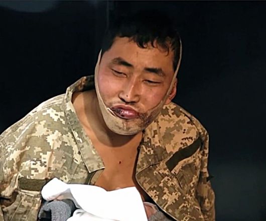 러시아 쿠르스크 지역에서 교전 중 생포된 북한군 2명이 우크라이나 키이우 내 포로수용시설 침대에서 한국어로 심문을 받는 영상이 12일(현지시간) 공개됐다. 1999년생으로 2016년부터 복무한 저격 정찰 장교는 턱에 붕대를 감은 채 앉아 있다. 우크라이나 보안국(SBU) 캡처