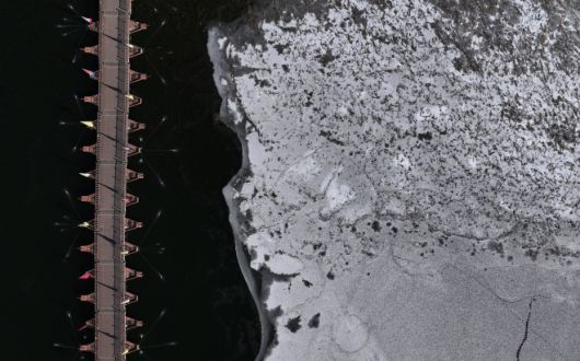 올겨울 최강 한파에 남한강도 ‘얼음’… 주말 지나야 ‘땡’ - 24절기 중 마지막인 대한(大寒)을 맞은 20일 전국 최저기온이 영하 20도까지 내려가는 등 이번 겨울 최강 한파가 찾아온 가운데 경기 양평군 두물머리 주변 남한강이 하얗게 얼어붙어 있다. 이번 추위는 주말까지 이어질 것으로 예보됐다. 연합뉴스