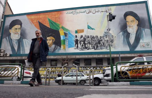 이란 최고지도자 아야톨라 알리 하메네이와 전 최고지도자 아야톨라 루홀라 호메이니의 초상화가 그려진 테헤란의 한 거리 모습. 테헤란 EPA 연합뉴스