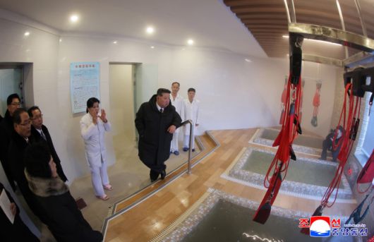 김정은 북한 국무위원장이 지난 20일 과거 운영 실태를 신랄하게 질타했던 함경북도 경성군 온포근로자휴양소 준공식에 참석해 리모델링 성과를 칭찬했다고 조선중앙통신이 21일 보도했다. 2026.1.21 평양 조선중앙통신 연합뉴스