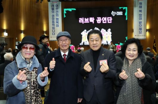 지난 20일 서울시청 다목적홀(8층)에서 열린 2026년 대한노인회 서울시연합회 신년인사회에 참석한 김용호 서울시의원(오른쪽 두 번째)이 대한노인회 용산구지회 회원들과 기념촬영을 하고 있다.