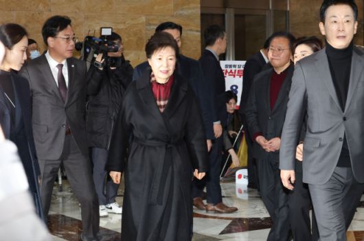 박근혜 전 대통령이 22일 통일교·공천헌금 ‘쌍특검’ 수용을 요구하며 8일째 단식 중인 장동혁 국민의힘 대표를 방문한 후 국회를 떠나고 있다. 2026.1.22 공동취재