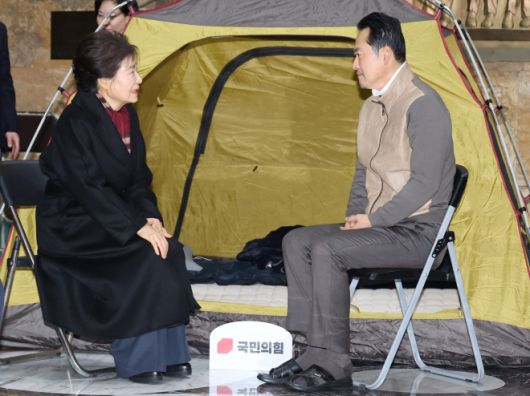 박근혜 전 대통령이 22일 국회 로텐더홀 단식 농성장에서 통일교·공천헌금 ‘쌍특검’ 수용을 요구하며 8일째 단식 중인 장동혁 국민의힘 대표를 방문해 대화하고 있다. 2026.1.22 연합뉴스